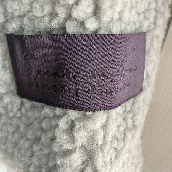 Taylor Swift Merch
SPEAK NOW (TAYLOR'SVERSION) KOI FISH ZIP UP HOODIE
Small
NWOT - Picture 13 of 16